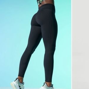 NWT Fabletics legging High-Waisted Powerhold 7/8 Black Large
